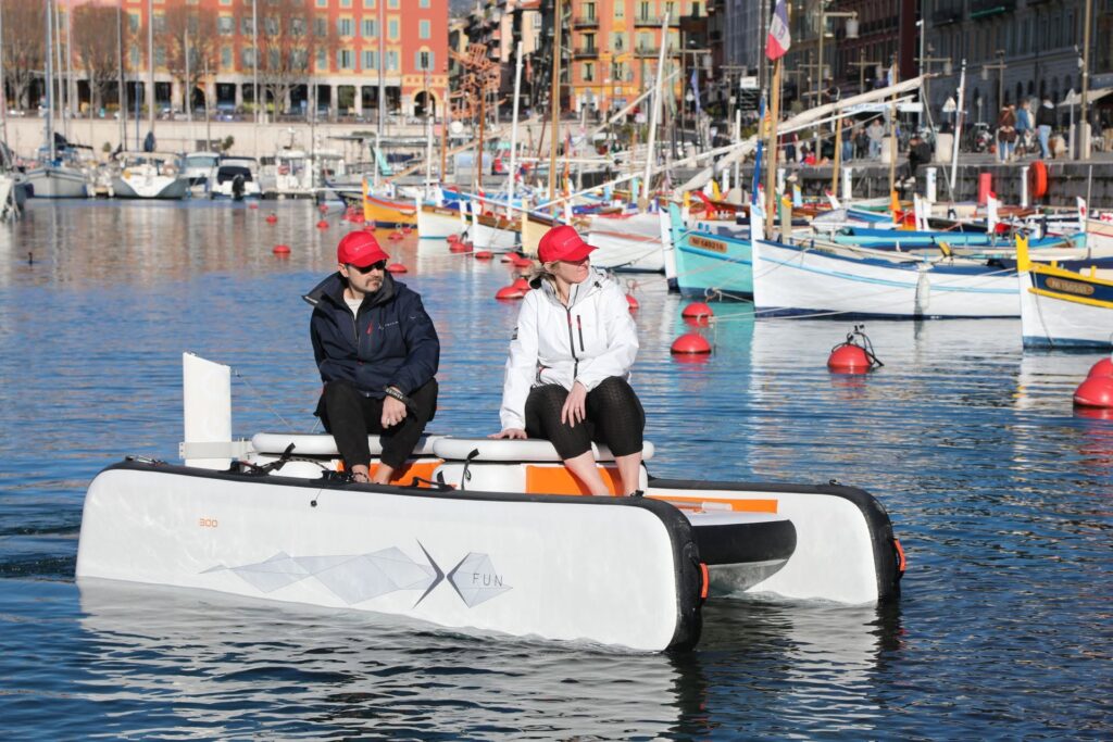 Bateau de la startup Xtramarine naviguant dans le port de Nice