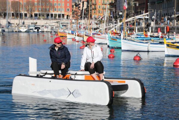Bateau de la startup Xtramarine naviguant dans le port de Nice